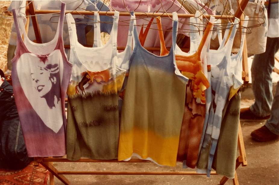 Marion Post Wolcott, Display at Street Fair, Isla Vista – T Shirts, late 1960s